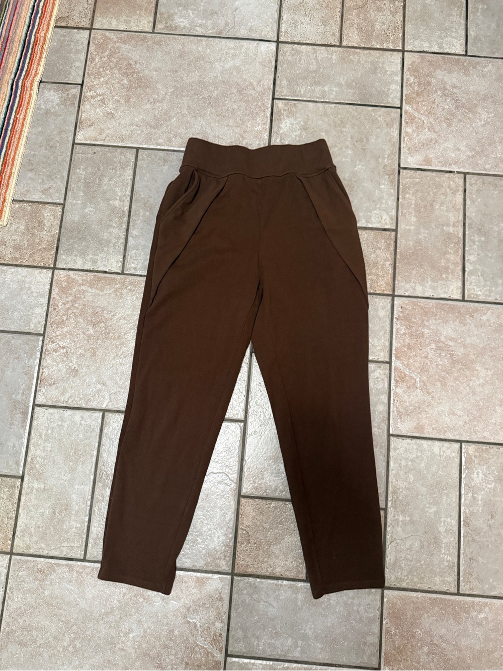 Halara stretchy work pants/capris with pleats. 27” inseam.